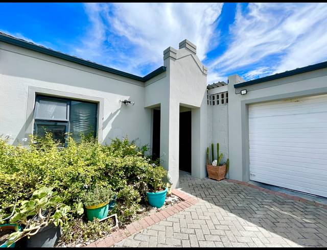 2 BEDROOM FREEHOLD TO LET IN COSTA DA GAMA